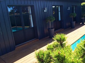 Alberca al aire libre por temporada y sombrillas en la alberca