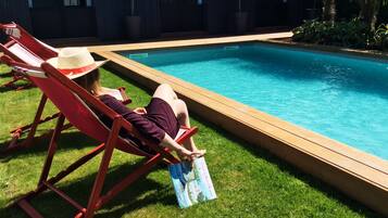 Außenpool (je nach Saison geöffnet), Sonnenschirme, Liegestühle