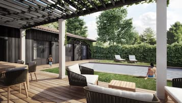 Een seizoensgebonden buitenzwembad en parasols bij het zwembad