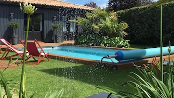 Piscine extérieure (ouverte en saison), parasols de plage