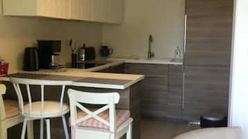 Deluxe Room | Private kitchen | Coffee/tea maker, electric kettle