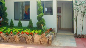 A modern building with a stone pathway leading to a door. - Axkan Arte Hotel Tuxtla (Tuxtla Gutierrez)