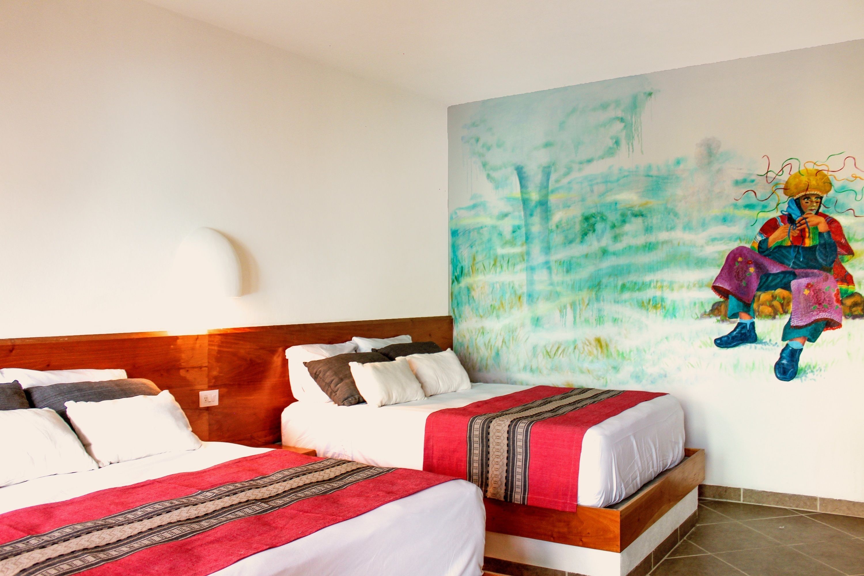 Escritorio, tabla de planchar con plancha, wifi gratis y ropa de cama 