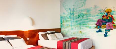 Habitación de hotel con dos camas, un cabecero de madera y un mural colorido en la pared.