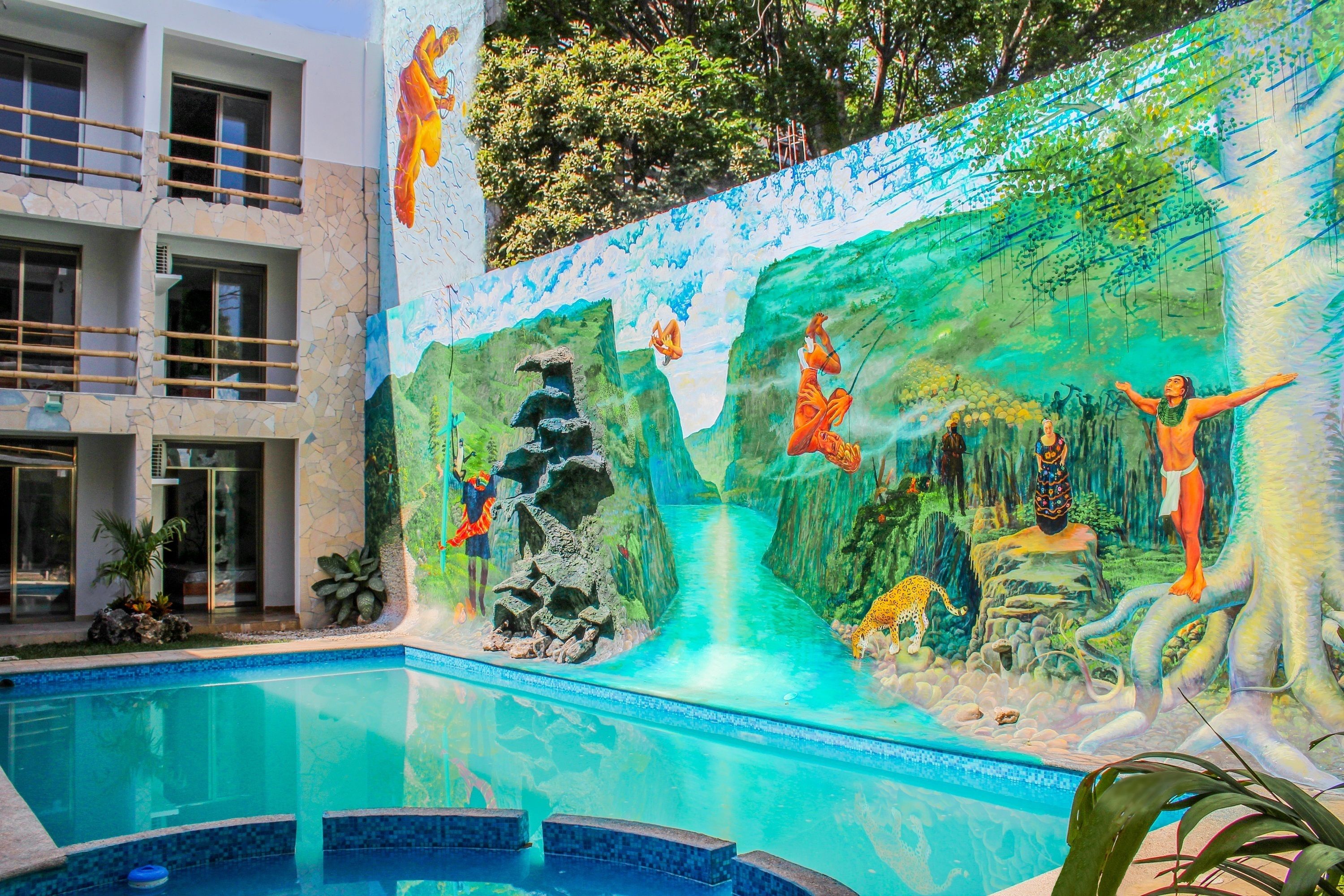Una piscina al aire libre