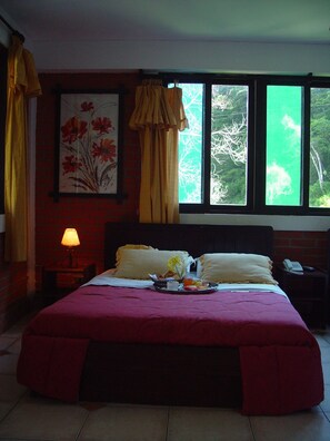 Quarto, 1 quarto | Frigobar, cofres nos quartos, escrivaninha, Wi-Fi de cortesia