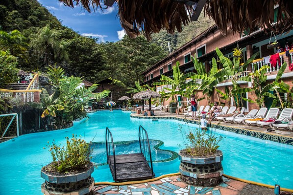 Indoor pool, outdoor pool, sun loungers - Hotel Rio Selva Resort Yungas (Coroico)