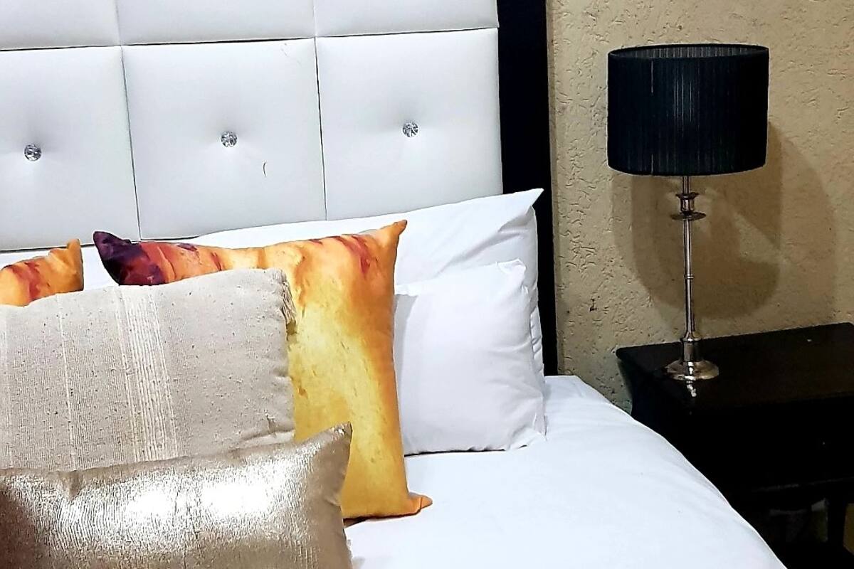 1 bedroom, Egyptian cotton sheets, premium bedding