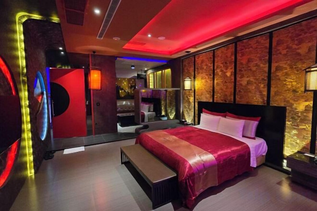 Premium bedding, free minibar, desk, laptop workspace