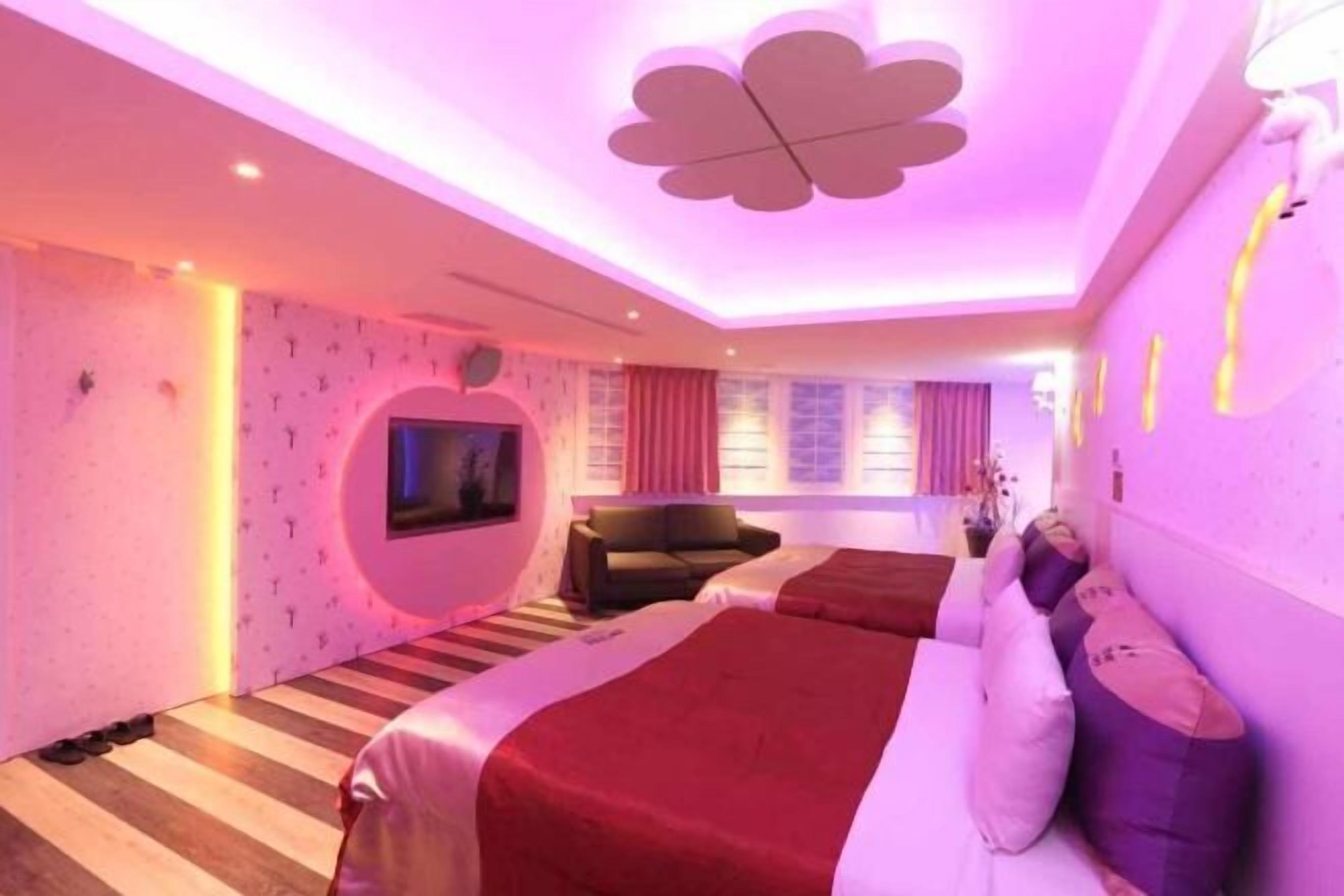 Hochwertige Bettwaren, kostenlose Minibar, individuell dekoriert