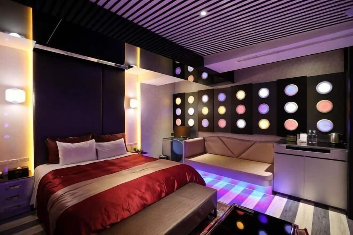 Premium bedding, free minibar, individually decorated
