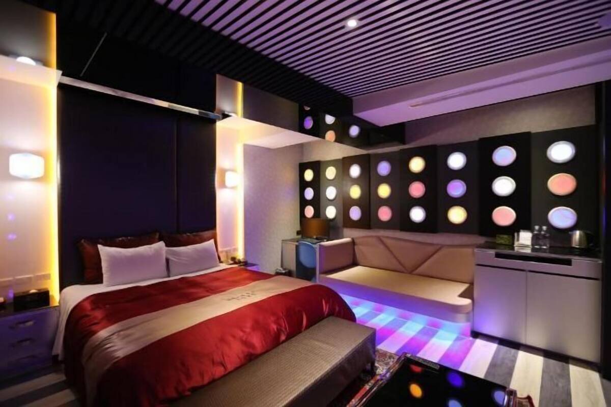 Hochwertige Bettwaren, kostenlose Minibar, individuell dekoriert