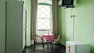 Minibar, strykejern/-brett, wi-fi (inkludert) og sengetøy