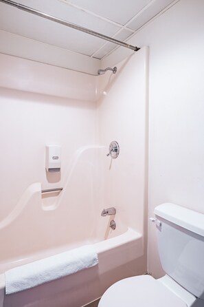 Free toiletries, hair dryer, towels - OYO Hotel Windmill Branson (Branson)