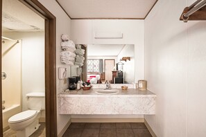 Apartamento, 2 quartos | Banheiro | Produtos de toalete grátis, secador de cabelo, toalhas de banho 
