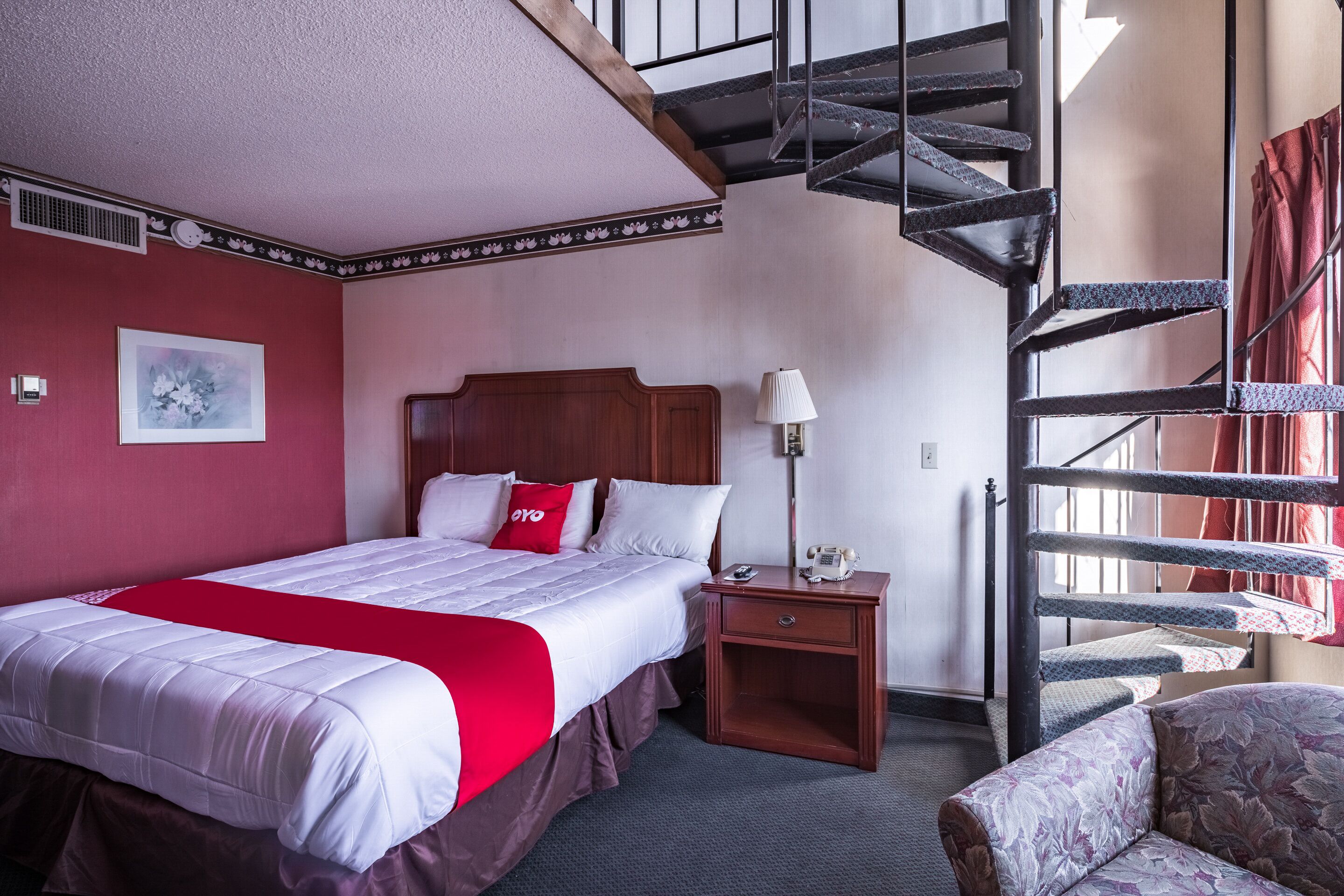 Escritorio, tabla de planchar con plancha y ropa de cama 