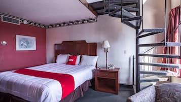 Skrivebord, strykejern/-brett og sengetøy