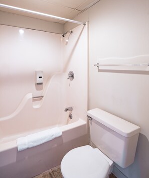 Free toiletries, hair dryer, towels - OYO Hotel Windmill Branson (Branson)