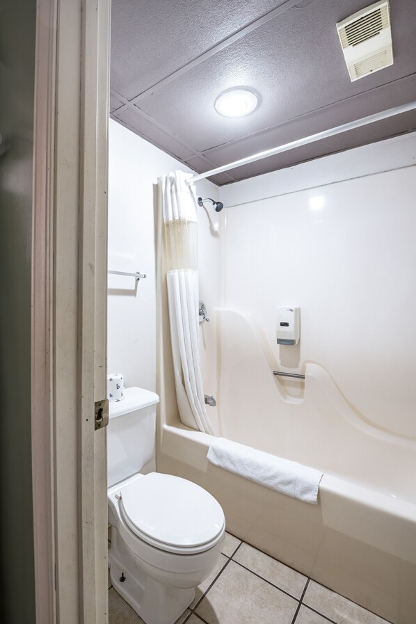 Free toiletries, hair dryer, towels - OYO Hotel Windmill Branson (Branson)