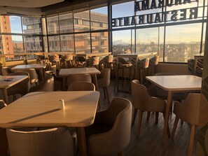 Lunch and dinner served, international cuisine - Hotel Express 53 (Bogotá)