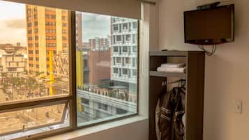 Brankas, meja kerja, Wi-Fi gratis, dan seprai linen