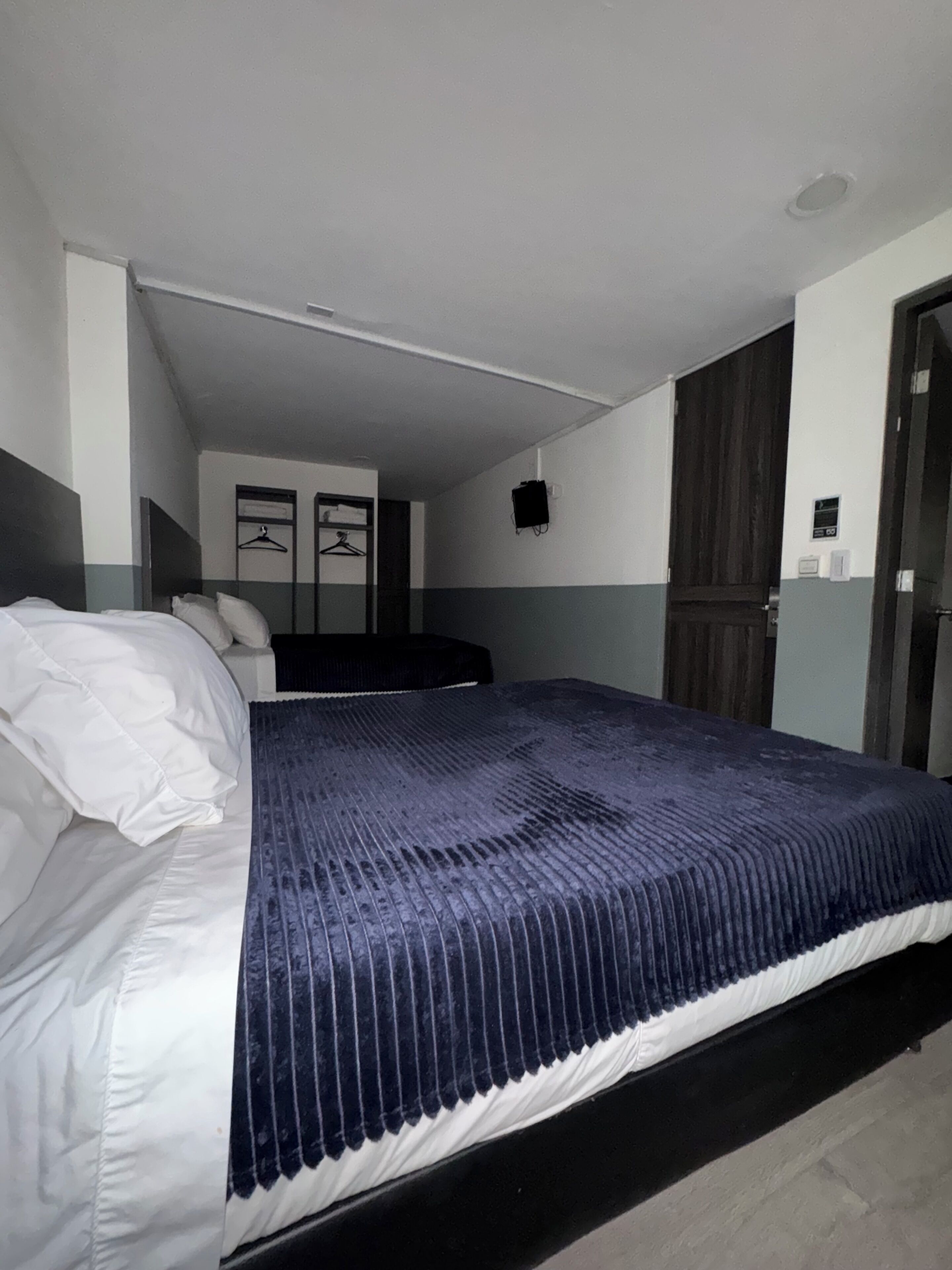 Kamar Quadruple Basic, pemandangan kota | Seprai antialergi, brankas, meja kerja, dan Wi-Fi gratis
