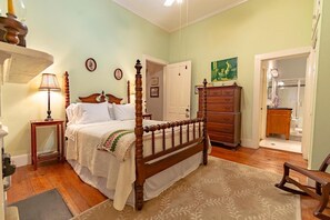 3 bedrooms, Egyptian cotton sheets, premium bedding, memory foam beds - Riverboat Bed & Breakfast (Natchez)