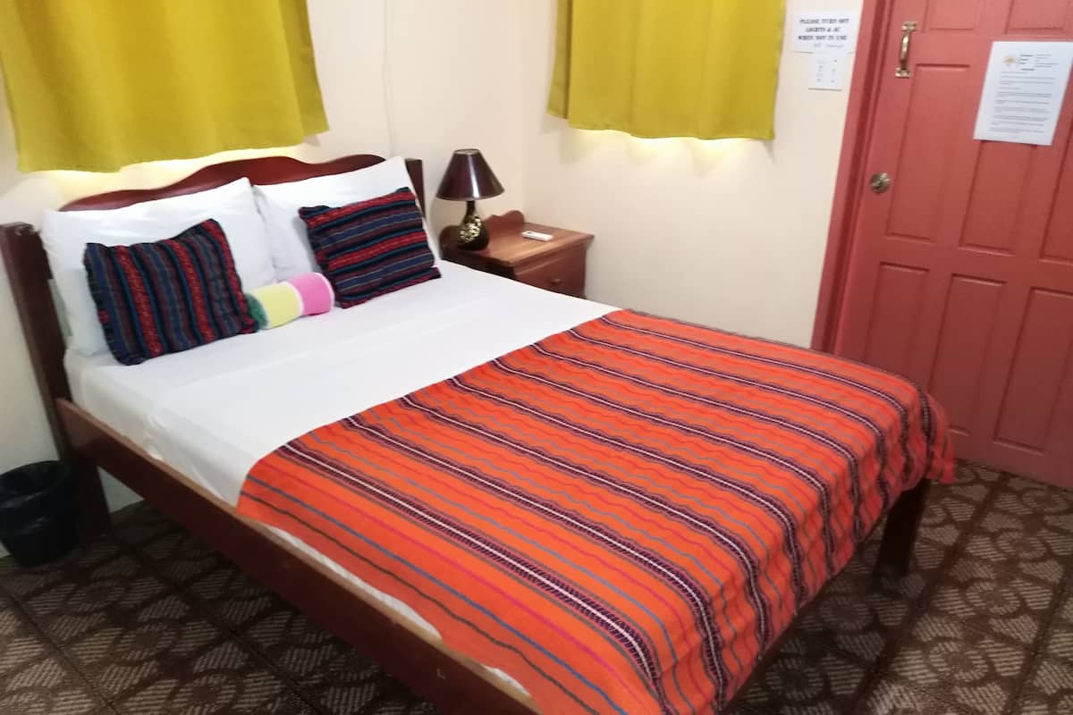 Habitación económica doble, 1 cama doble, no fumadores | Cortinas opacas, wifi, ropa de cama