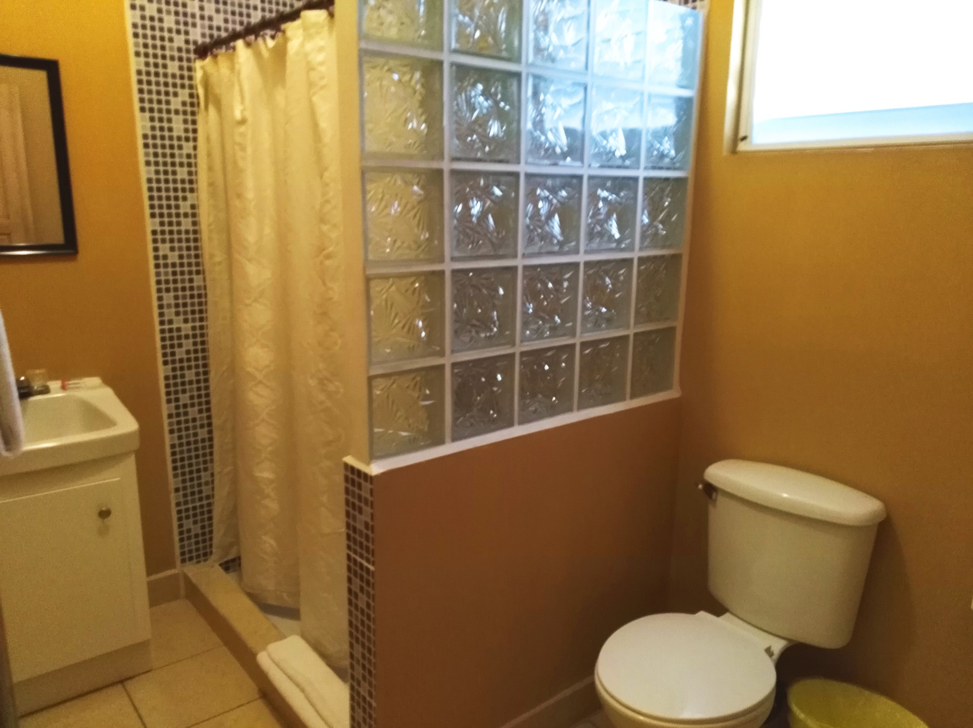 classic triple room, multiple beds, non smoking | bathroom | shower, free toiletries, towels