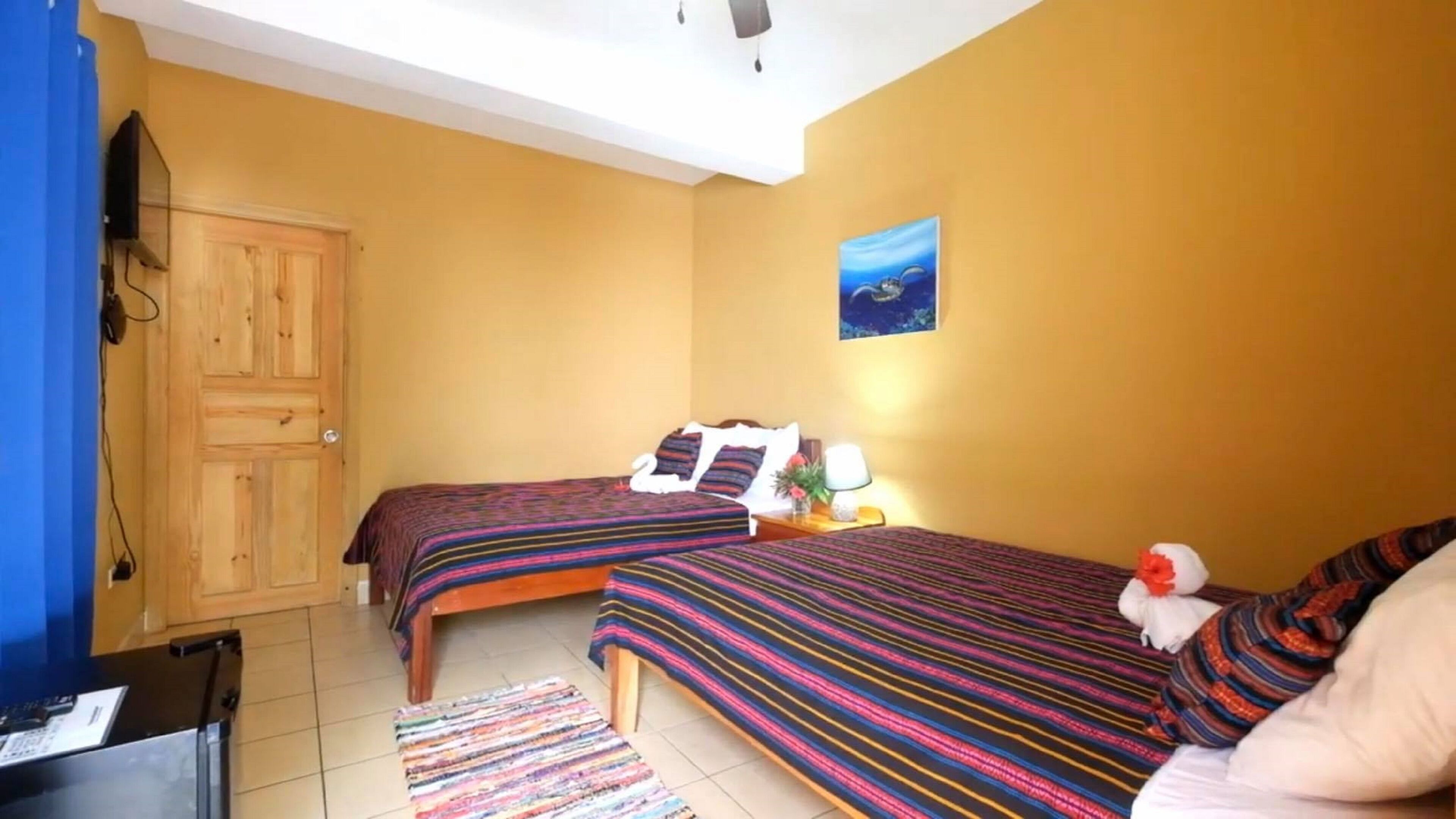 Habitación triple clásica, varias camas, para no fumadores | Cortinas blackout, wifi y ropa de cama 
