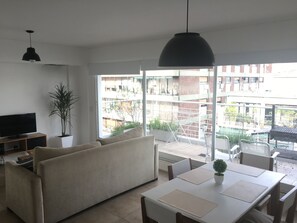 Apartment, 1 Schlafzimmer, Terrasse | Wohnzimmer | Flachbildfernseher