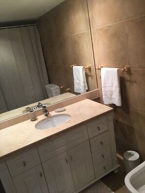 Departamento, 1 habitación, Terraza | Baño | Tina con regadera, tina profunda, secadora de cabello, toallas