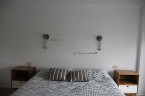 Departamento, 1 habitación, Terraza | 1 habitación, escritorio y tabla de planchar con plancha