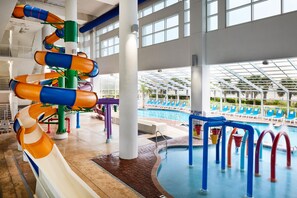 Un parco acquatico al chiuso con diverse scivoli e area piscine.