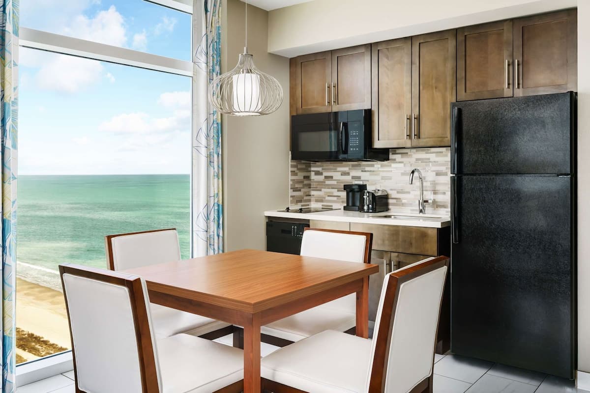 Private kitchen | Mini-fridge, microwave, coffee/tea maker