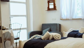 Habitación básica con 1 cama doble o 2 individuales, varias camas, terraza (Tzefania apartments 106) | Camas supletorias