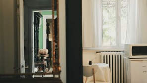 Habitación básica con 1 cama doble o 2 individuales, 2 camas individuales, balcón | Caja fuerte, escritorio, tabla de planchar con plancha y wifi gratis