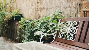 Quarto casal ou duplo básico, várias camas, terraço (Tzefania apartments 106) | Terraço/pátio