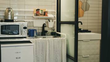 Basic dubbelrum eller tvåbäddsrum - flera sängar - terrass (Tzefania apartments 106) | Eget pentry | Kylskåp, mikrovågsugn, kaffe- och tebryggare och grytor/köksredskap