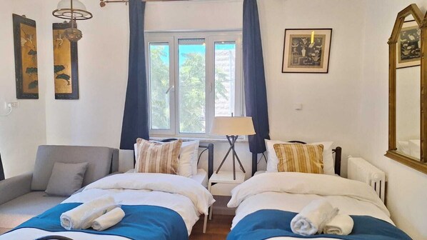 Brankas, meja kerja, setrika/meja setrika, dan Wi-Fi gratis