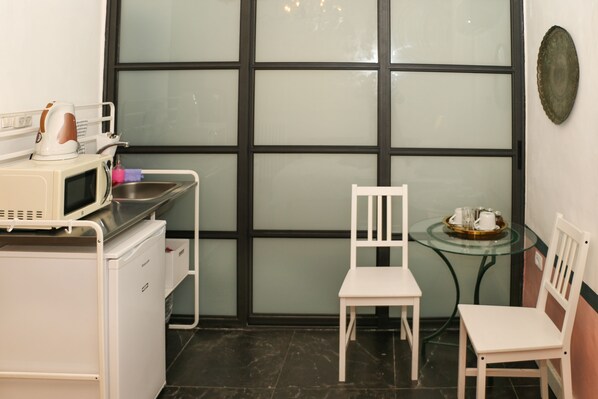 Habitación triple básica, 3 camas individuales (Tzefania Apartments 303) | Cocineta privada | Refrigerador, microondas, cafetera y tetera y utensilios de cocina 