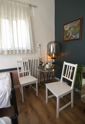 Phòng 3 cơ bản, 3 giường đơn (Tzefania Apartments 303) | Két bảo mật tại phòng, bàn, bàn ủi/dụng cụ ủi quần áo 