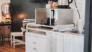 Kamar Triple Basic, 3 Tempat Tidur Twin (Tzefania Apartments 303) | Dapur kecil pribadi | Lemari es, microwave, dan mesin pembuat kopi/teh