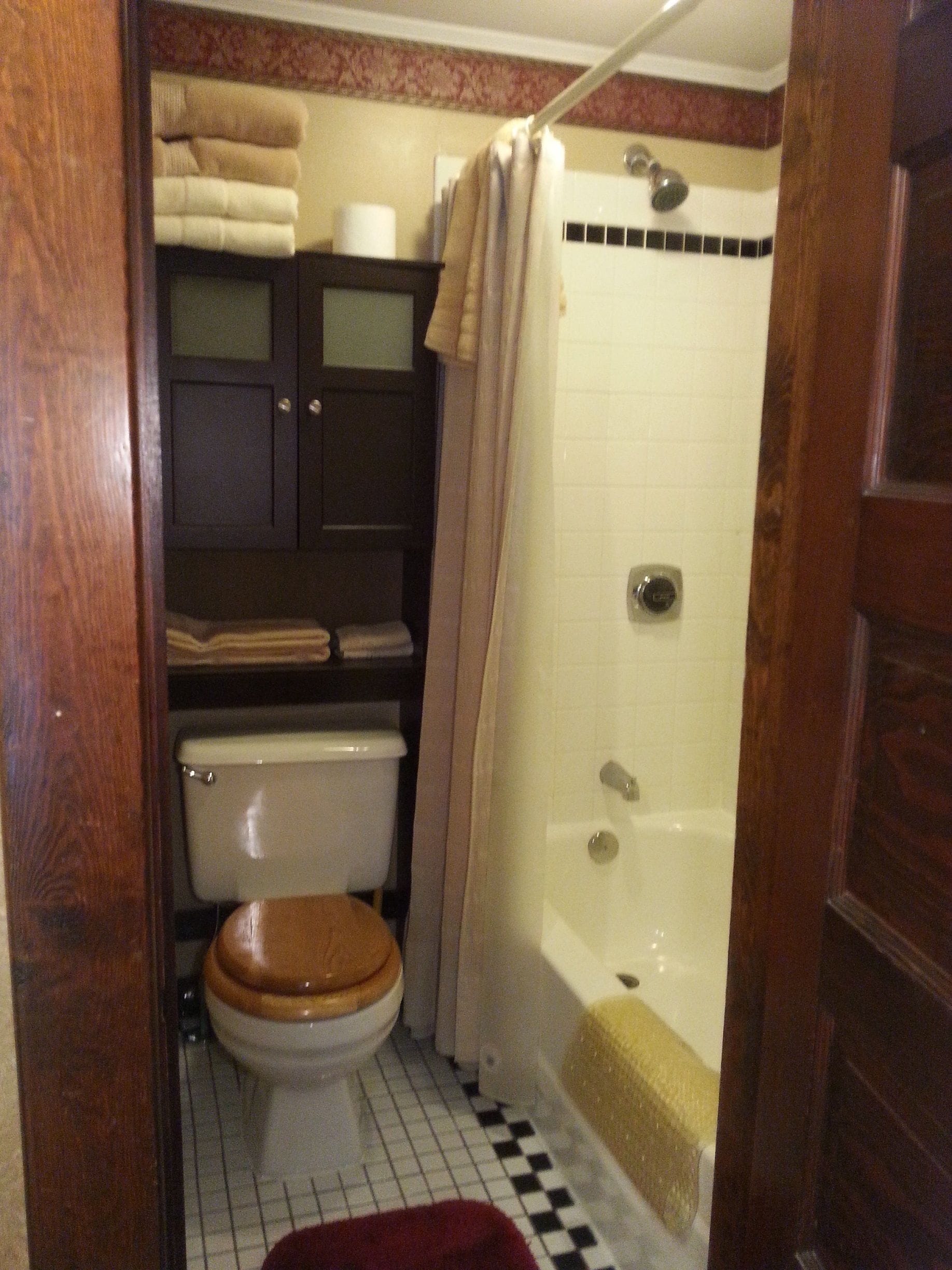 Ein kleines Badezimmer mit Toilette, Dusche und Waschbecken.