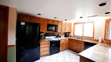 Gác, phòng tắm riêng (2 Bedroom Loft) | Bếp riêng