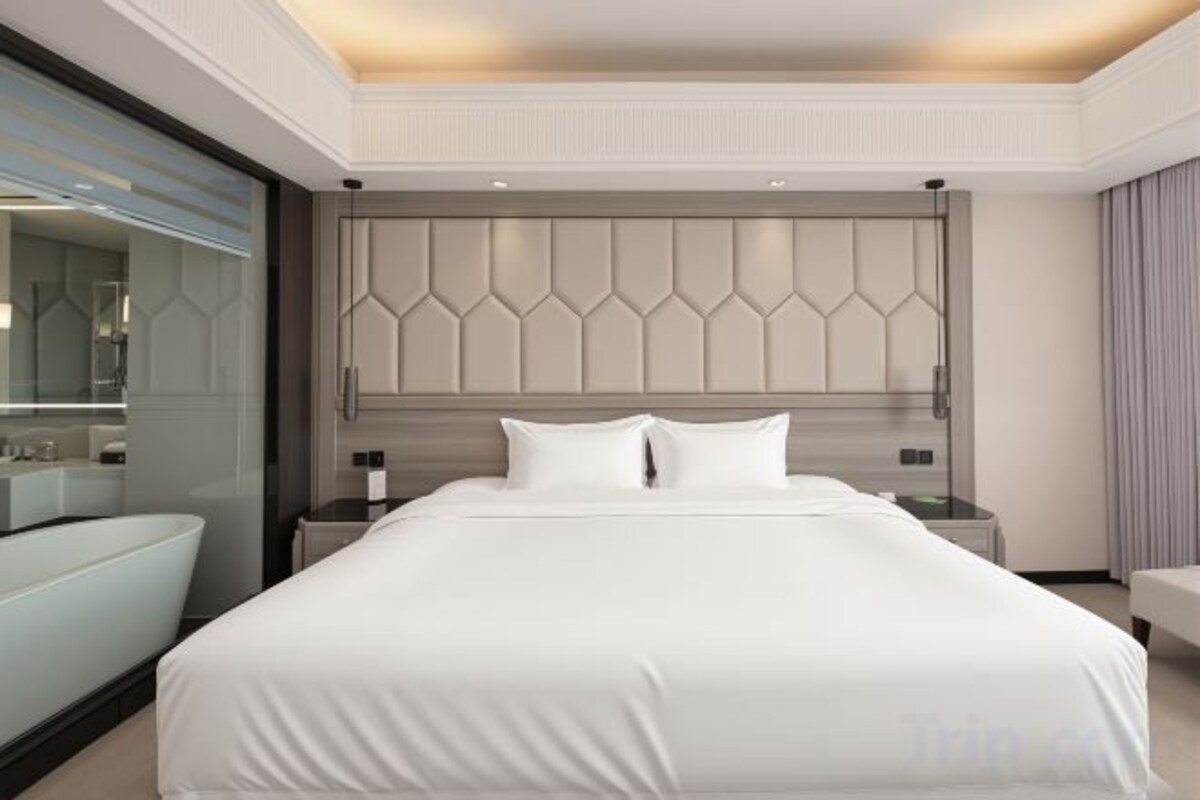 Business Deluxe Room - Lake-View (Double Bed)