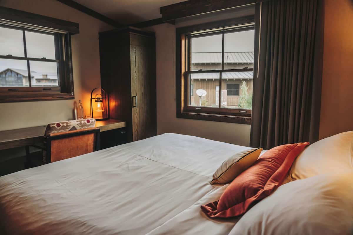room (ranch house) | premium bedding, pillow-top beds, in-room safe, desk