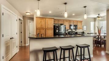 Condo, 3 phòng ngủ | Bếp riêng | Tủ lạnh, lò nướng, dụng cụ pha cà phê/trà, lò nướng bánh mì