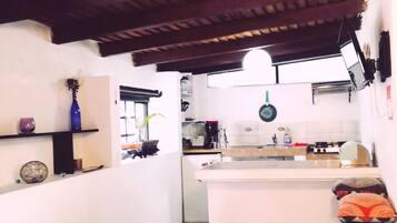 Comfort Bungalow, Mixed Dorm, Accessible, Kitchenette | Desk, iron/ironing board, free WiFi, bed sheets