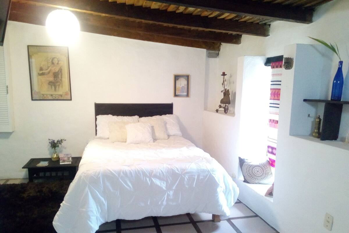Escritorio, tabla de planchar con plancha, wifi gratis y ropa de cama